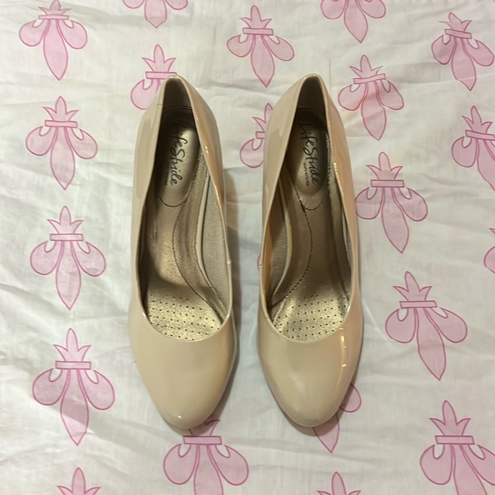 Women’s LifeStride Parigi Pumps in shade Tender Taupe